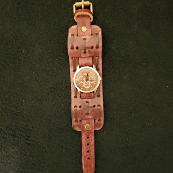 NWOT- Mens Wide Leather Band Wrist Watch - Picture 4 of 9